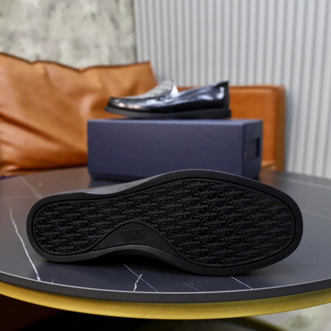 Ex-factory price: 540🙅‍♂️🙅‍♂️🙅‍♂️ Brand: Dior DIOR Standard code: Men's code 38/44 (45 can be customized) Grade: Same as the official website Material: Original cowhide stitching, cowhide lining, original TPU wear-resistant soft outsole Style categories: Leisure and sports version, footwear for driving, young fashion, European and American trends, British style Color: actual picture color